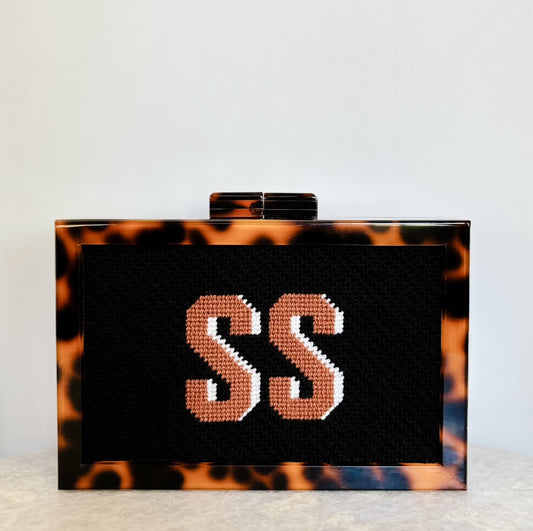 the๐ก๐๐๐ฃ๐งbagโข๏ธ acrylic clutch with painted monogram