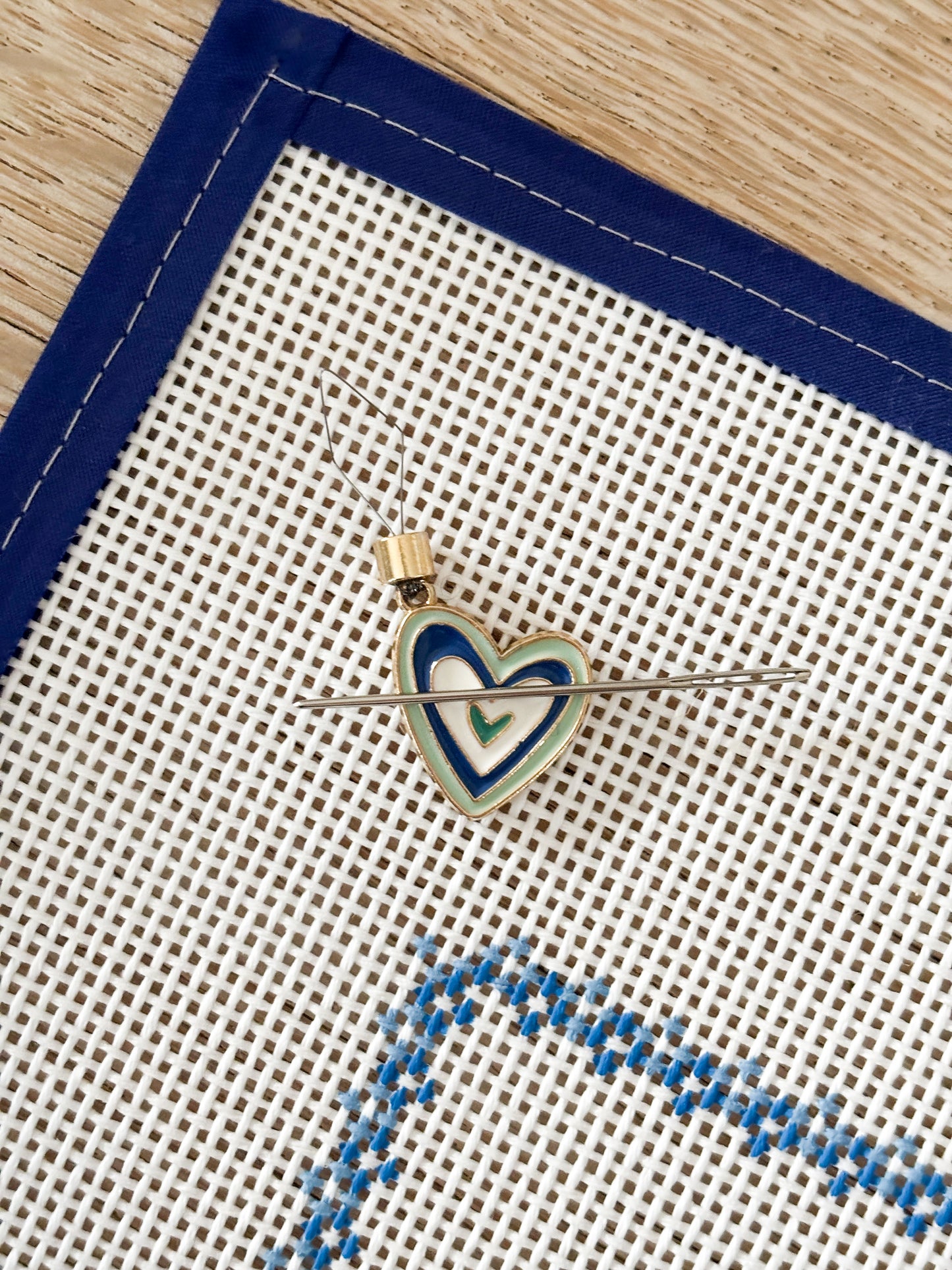 the combo needle minder + threader heart